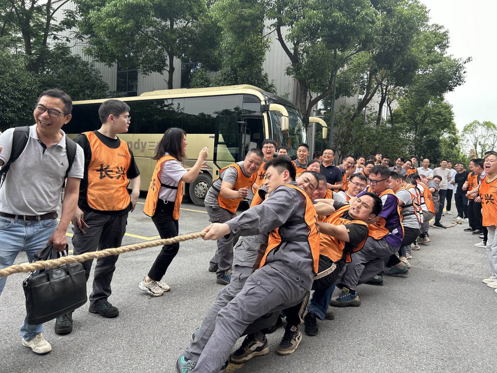 加油！加油！凝“繩”聚力，“三德杯”首屆拔河比賽火熱開賽